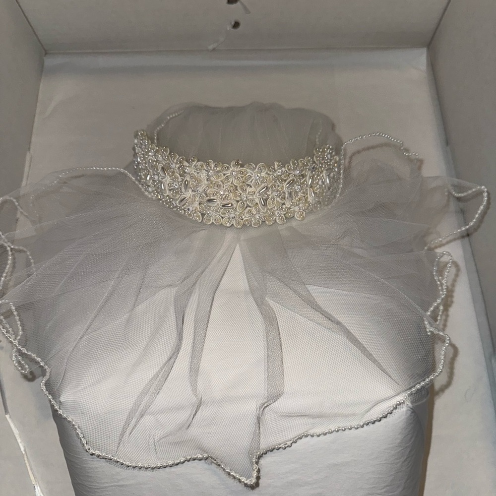 Elegant White Antique Wedding Dress - Picture 11 of 11